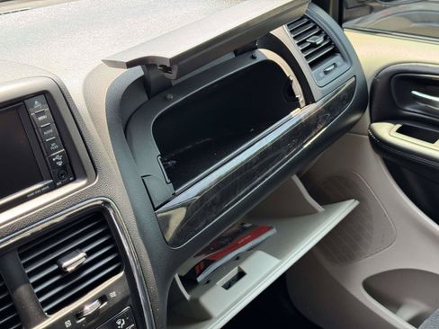 Used 2019 Dodge Grand Caravan SE w/ UConnect Hands-Free Group FWD image 27