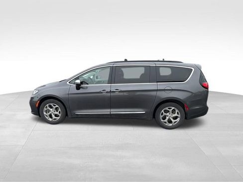 Used 2023 Chrysler Pacifica Limited FWD image 6