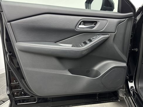 Used 2025 Nissan Rogue SV image 10