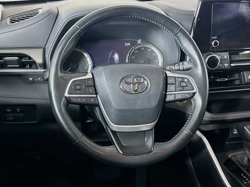 Used 2023 Toyota Highlander LE FWD image 18