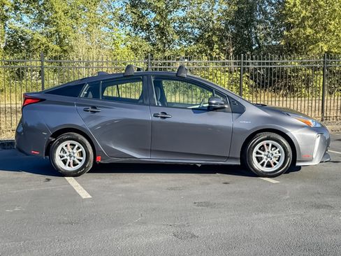 Used 2022 Toyota Prius LE image 3