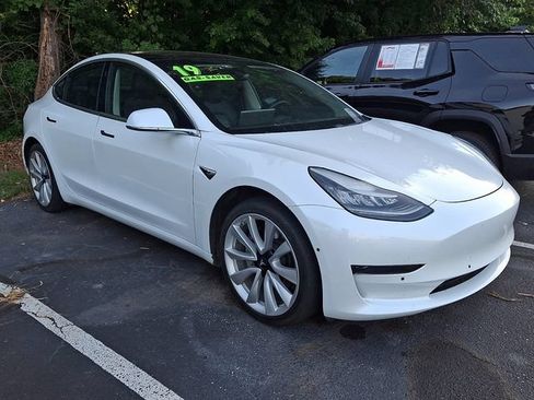 Used 2019 Tesla Model 3 Mid Range RWD image 3