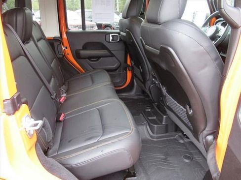 Used 2025 Jeep Wrangler Sahara image 29