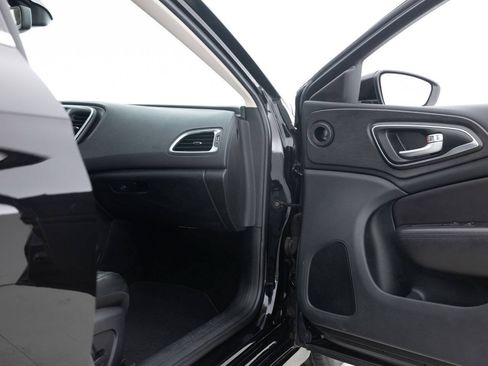 Used 2017 Chrysler 200 Limited Platinum FWD image 28