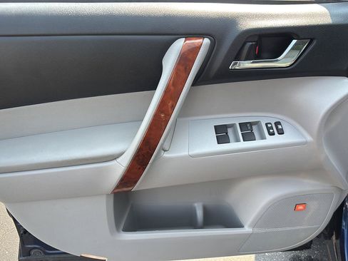 Used 2013 Toyota Highlander Limited AWD/4WD image 27