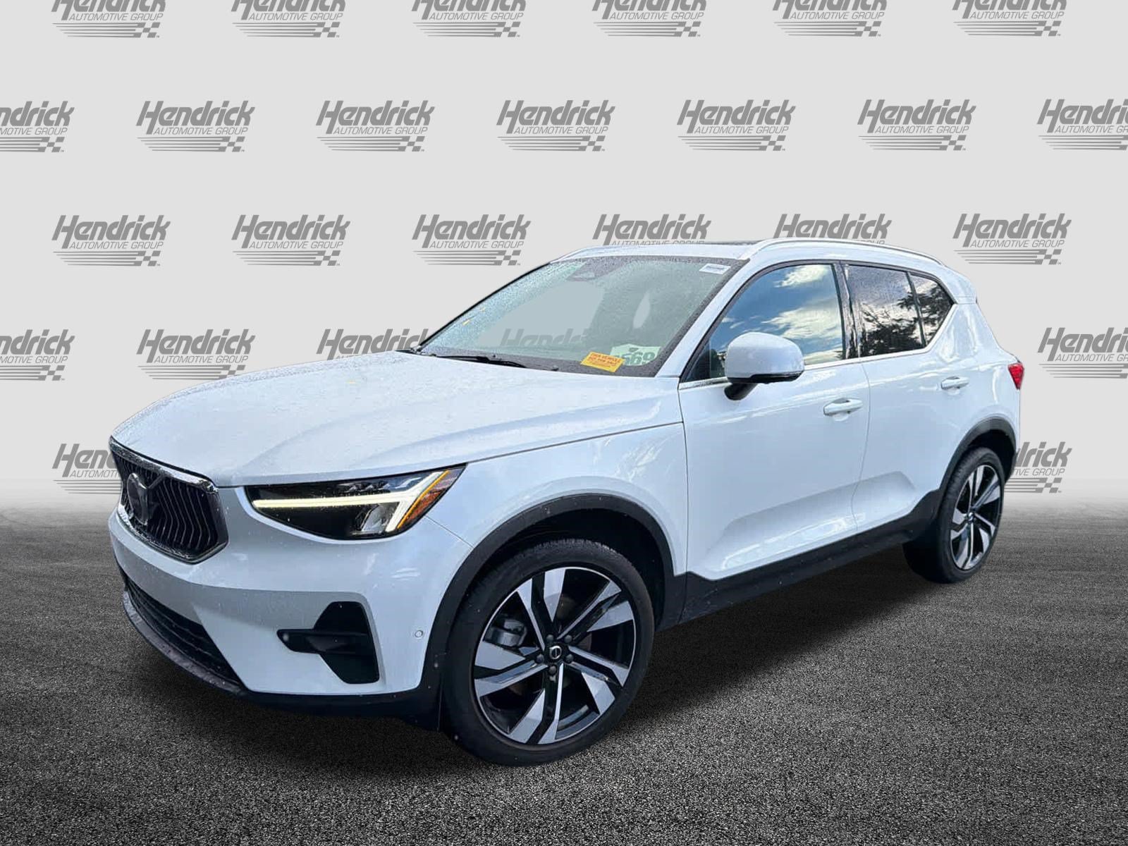 Certified 2024 Volvo XC40 B5 Plus AWD/4WD image 7