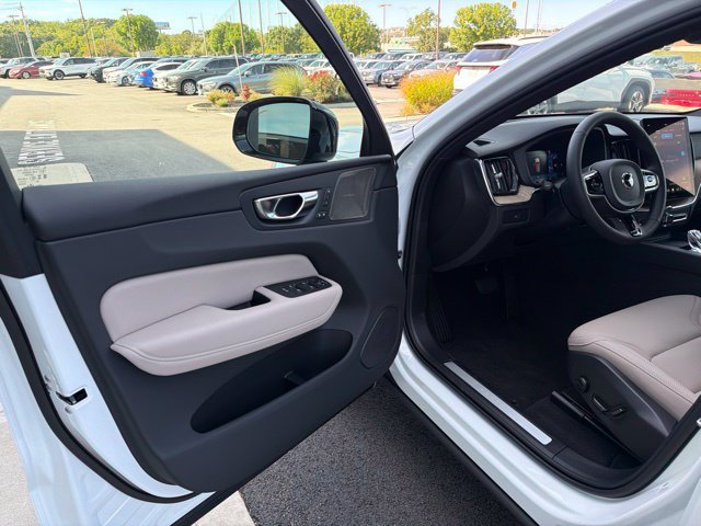 New 2027 Volvo XC60 B5 Plus AWD/4WD image 12