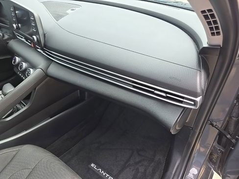 Used 2025 Hyundai Elantra SE FWD image 61