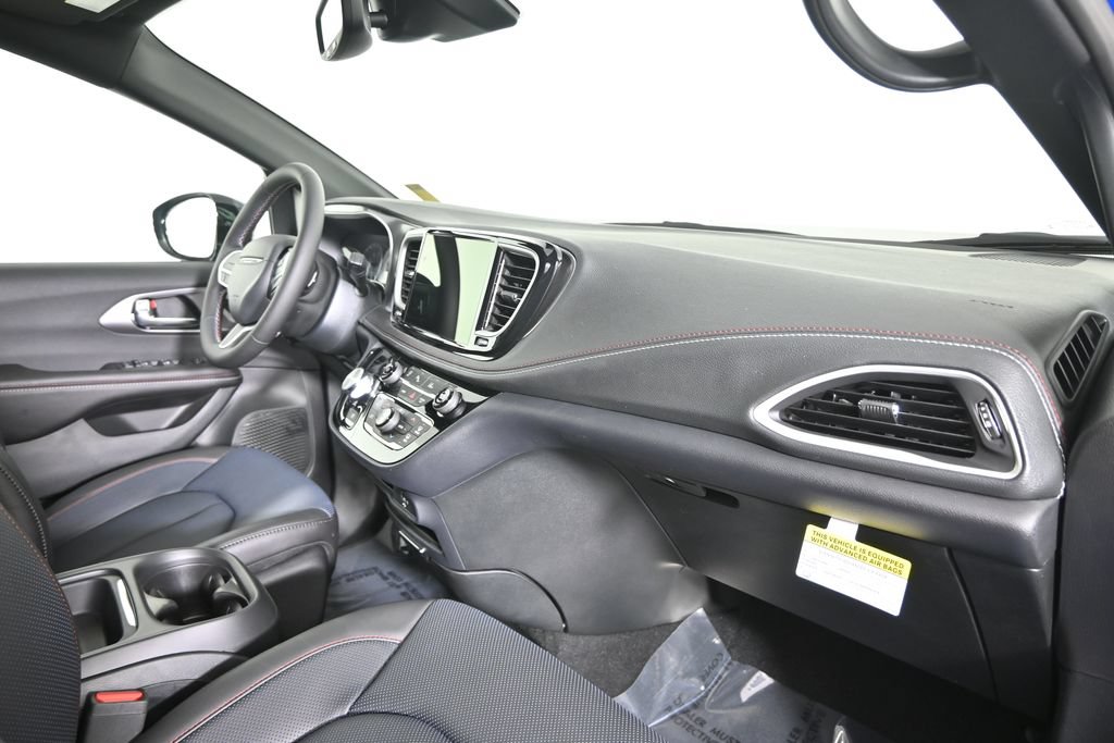 New 2027 Chrysler Pacifica Select AWD/4WD image 14