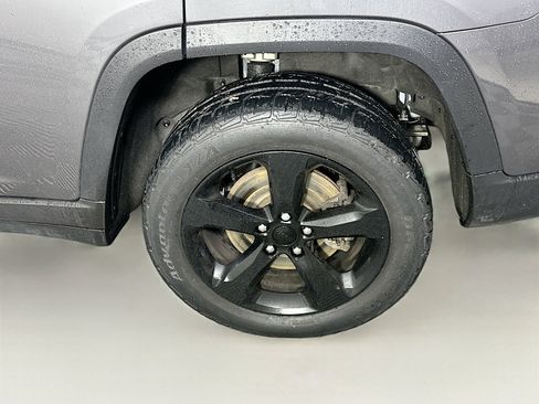 Used 2023 Jeep Grand Cherokee L Limited w/ Black Appearance Package image 11