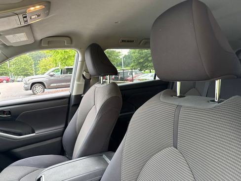 Used 2021 Toyota Highlander LE AWD/4WD image 9