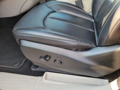 Used 2024 Chrysler Pacifica Touring-L image 9