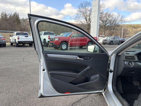 Used 2014 Volkswagen Passat 1.8T SE image 10