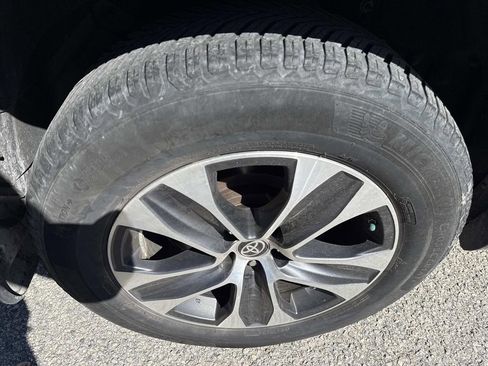 Used 2020 Toyota Highlander XLE image 9