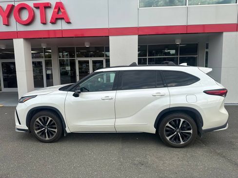 Used 2021 Toyota Highlander XSE FWD image 19
