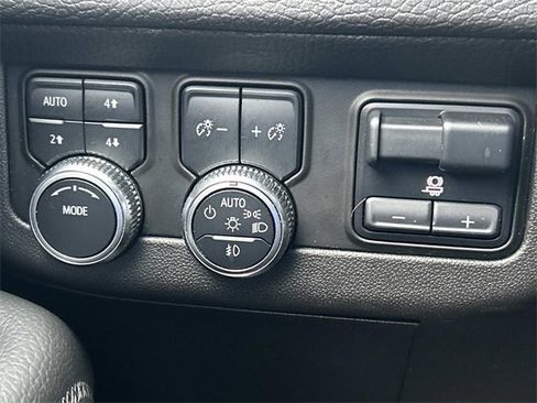 Used 2022 GMC Yukon XL Denali w/ Advanced Technology Package image 30