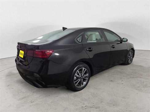 Used 2023 Kia Forte LXS w/ LXS Technology Package image 5