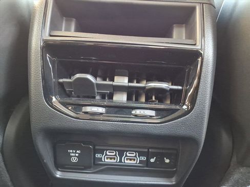 Used 2023 Jeep Grand Cherokee Limited w/ Black Appearance Package image 9