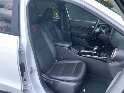 Used 2025 Chevrolet Trax RS w/ Sunroof Package FWD image 7