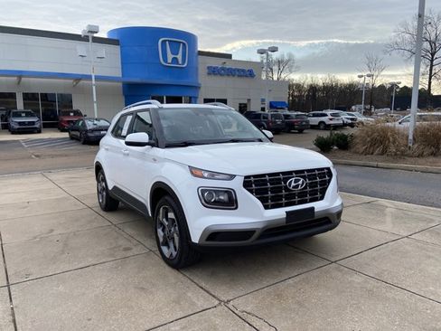 Used 2025 Hyundai Venue SEL image 2