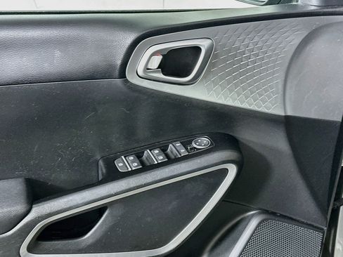 Used 2025 Kia Soul LX w/ LX Technology Package FWD image 15