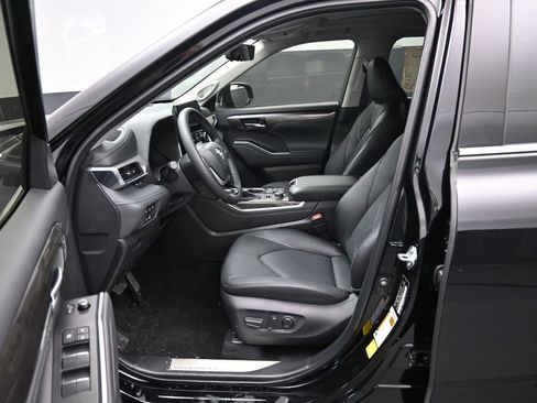 Certified 2025 Toyota Highlander Platinum image 9
