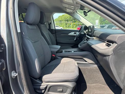 Used 2025 Ford Explorer Active AWD/4WD image 13