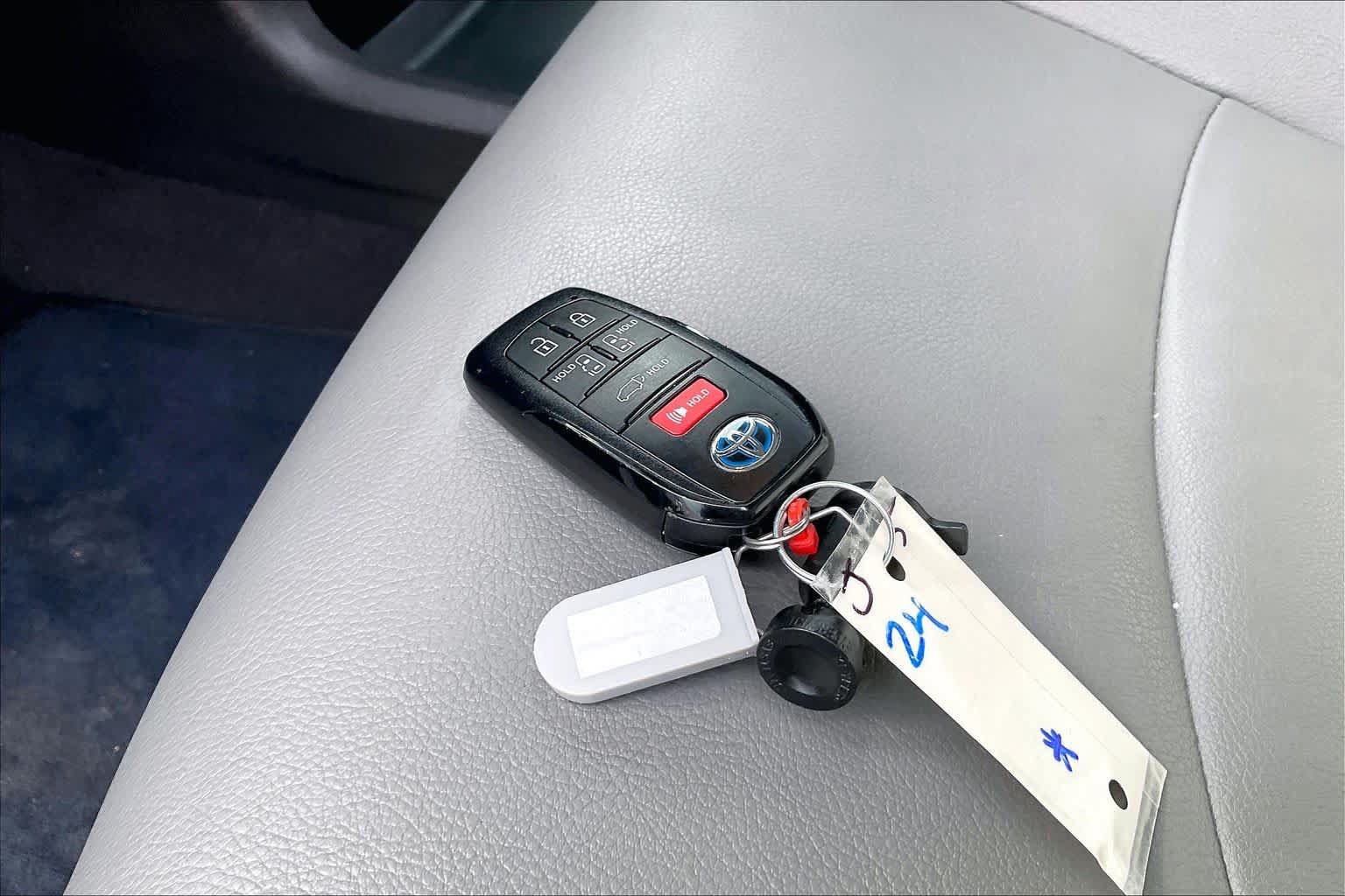 Used 2025 Toyota Sienna XLE FWD image 13