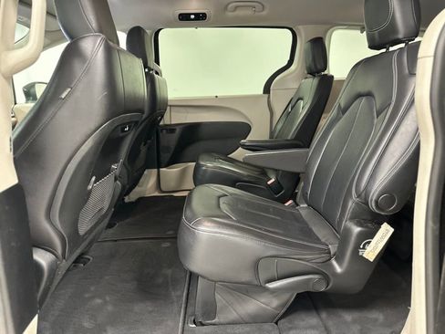 Used 2022 Chrysler Pacifica Touring-L image 22