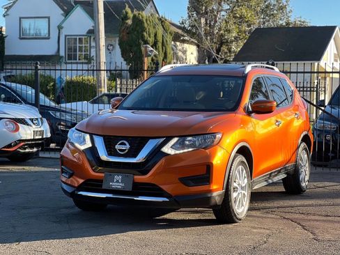 Used 2017 Nissan Rogue SV image 3
