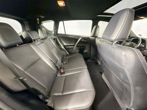 Used 2018 Toyota RAV4 SE image 41