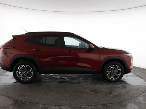 Used 2025 Chevrolet Trax LT FWD image 14