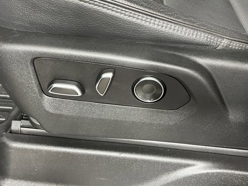 Used 2021 GMC Yukon Denali w/ Denali Premium Package image 16