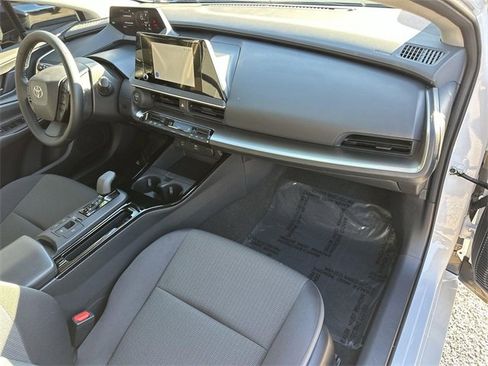 Used 2025 Toyota Prius LE image 27
