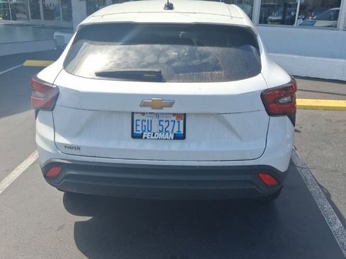 Used 2025 Chevrolet Trax LS w/ LS Convenience Package image 4