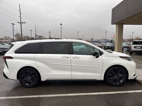 Used 2022 Toyota Sienna XSE w/ XSE Plus Package image 4
