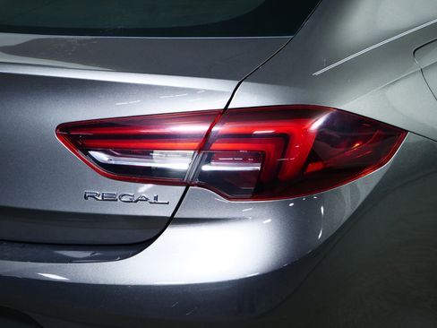 Certified 2018 Buick Regal Preferred FWD image 17