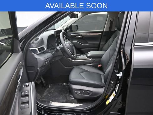 Certified 2026 Toyota Highlander Platinum AWD/4WD image 9