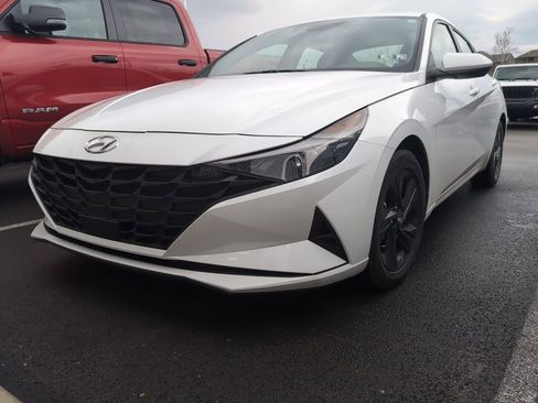 Used 2022 Hyundai Elantra SEL w/ Convenience Package image 2