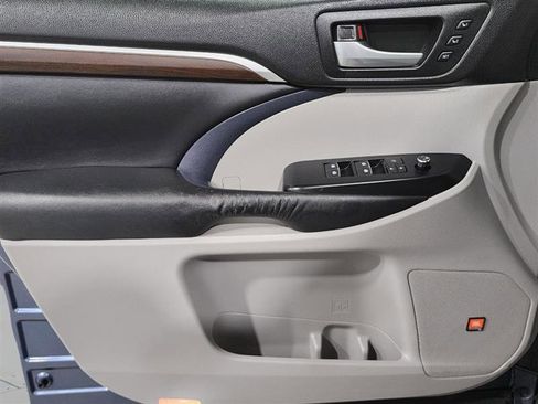 Used 2015 Toyota Highlander Limited w/ Driver Technology Package image 24