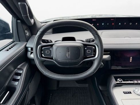 Used 2025 Lincoln Navigator Reserve w/ Jet Appearance Package image 12