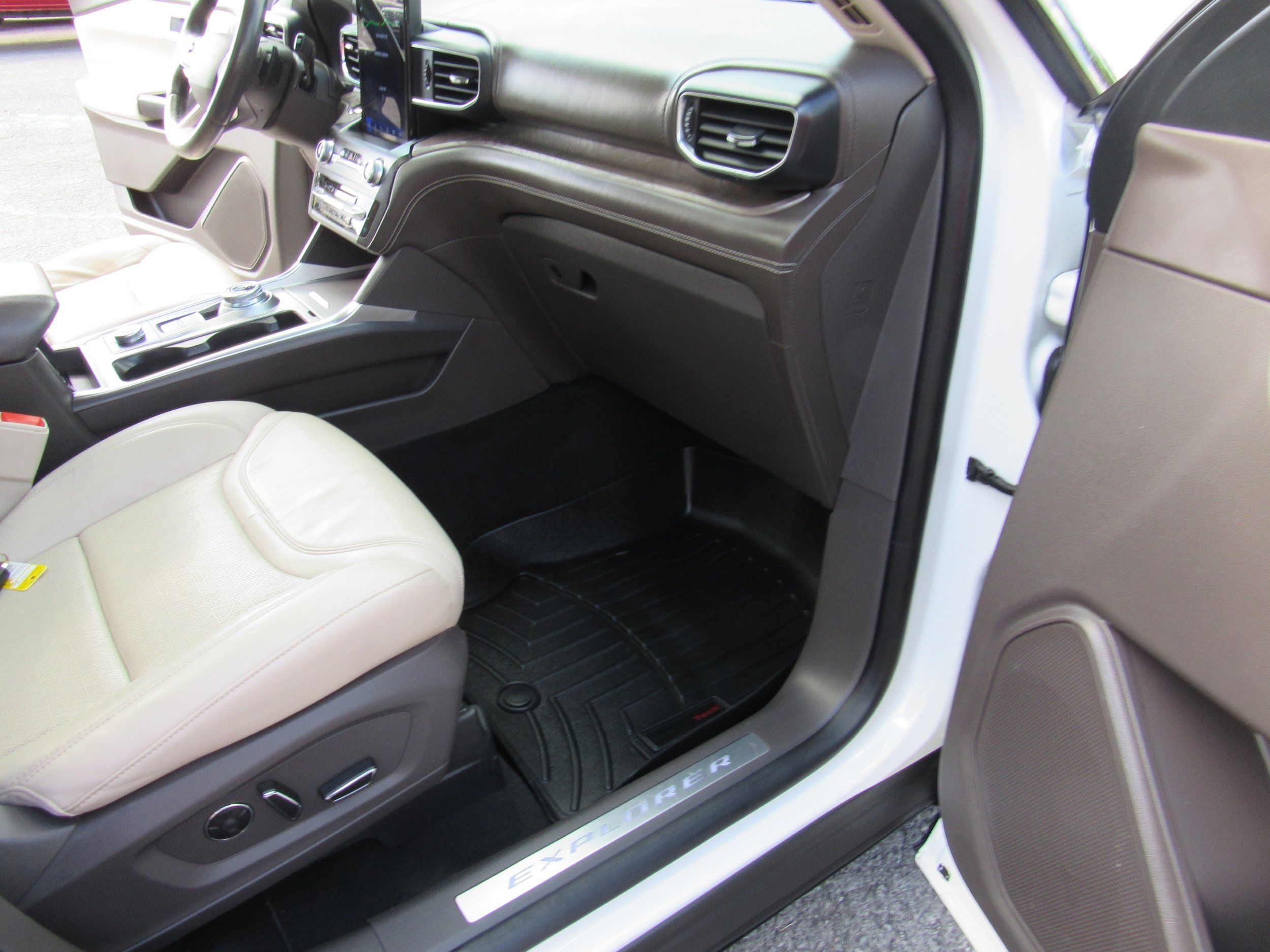 Used 2020 Ford Explorer Platinum w/ Premium Technology Package AWD/4WD image 38
