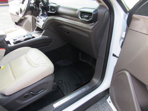 Used 2020 Ford Explorer Platinum w/ Premium Technology Package AWD/4WD image 38