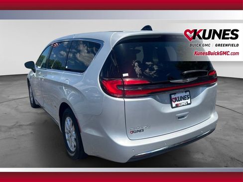 Used 2024 Chrysler Pacifica Touring-L FWD image 9