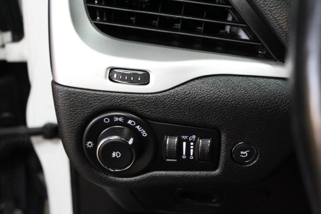 Used 2018 Jeep Cherokee Trailhawk AWD/4WD image 15