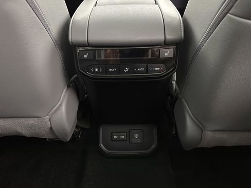 Used 2024 Toyota Highlander Platinum image 21