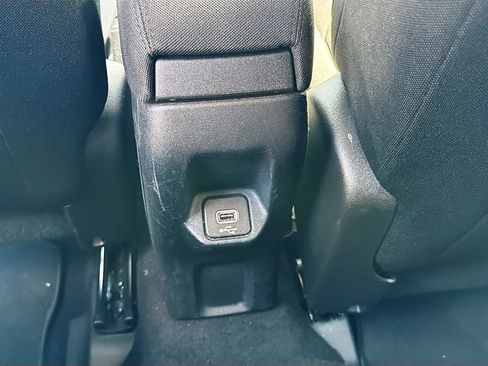 Used 2019 Jeep Renegade Latitude FWD image 20
