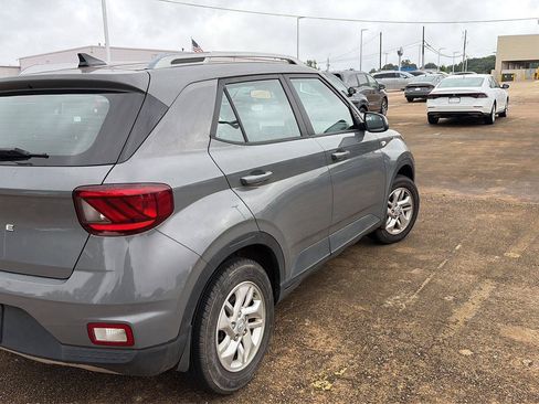 Used 2020 Hyundai Venue SEL FWD image 2
