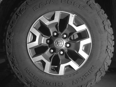 Used 2022 Toyota Tacoma TRD Off-Road w/ Technology Package AWD/4WD image 9