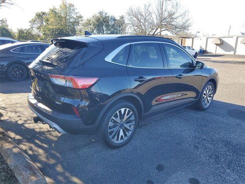 Used 2020 Ford Escape Titanium image 3